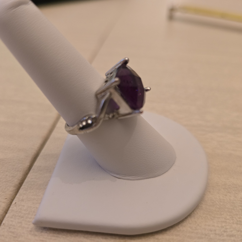 Elegant Purple Gemstone Ring - Picture 4 of 6